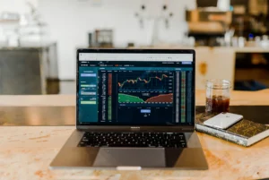 Financial analysis workspace representing Arabic financial services SEO and transparent product information