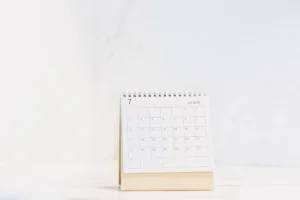 Calendar and planning workspace representing seasonal Arabic publisher campaign scheduling